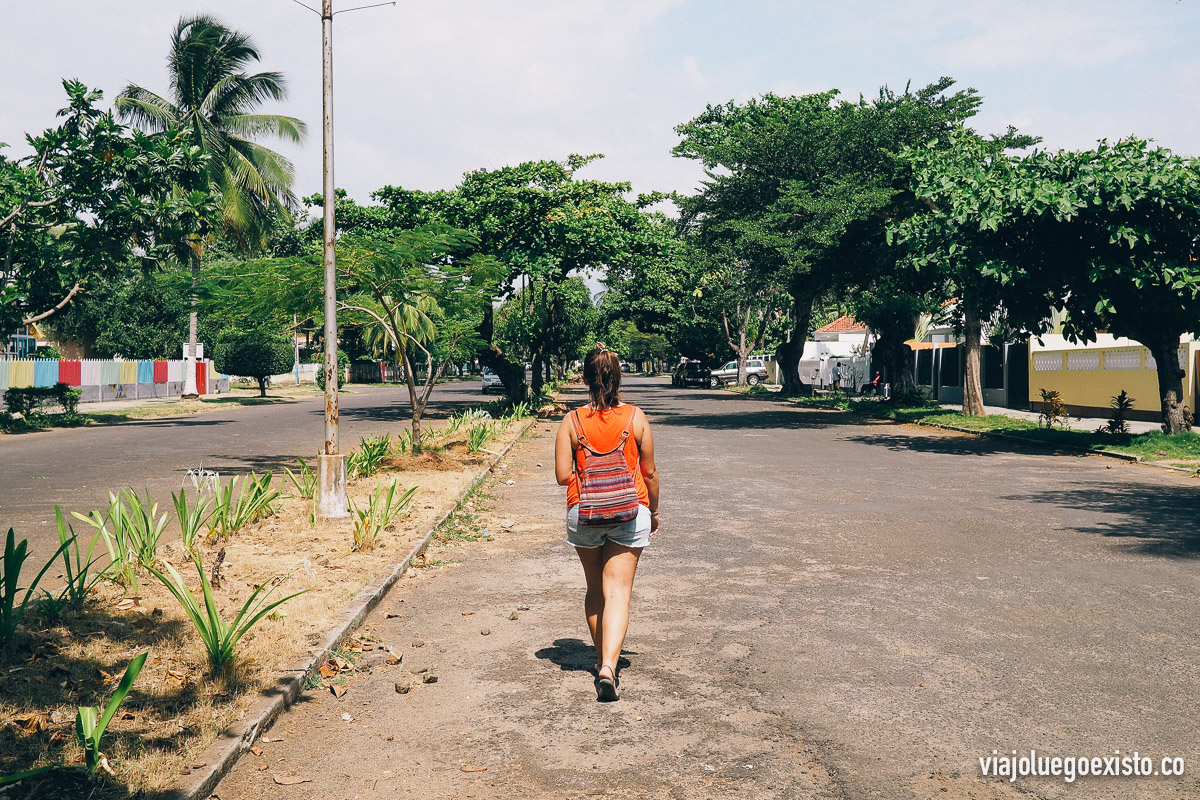 Tam caminando por Av. da Independência, una de las calles más importantes de la capital.