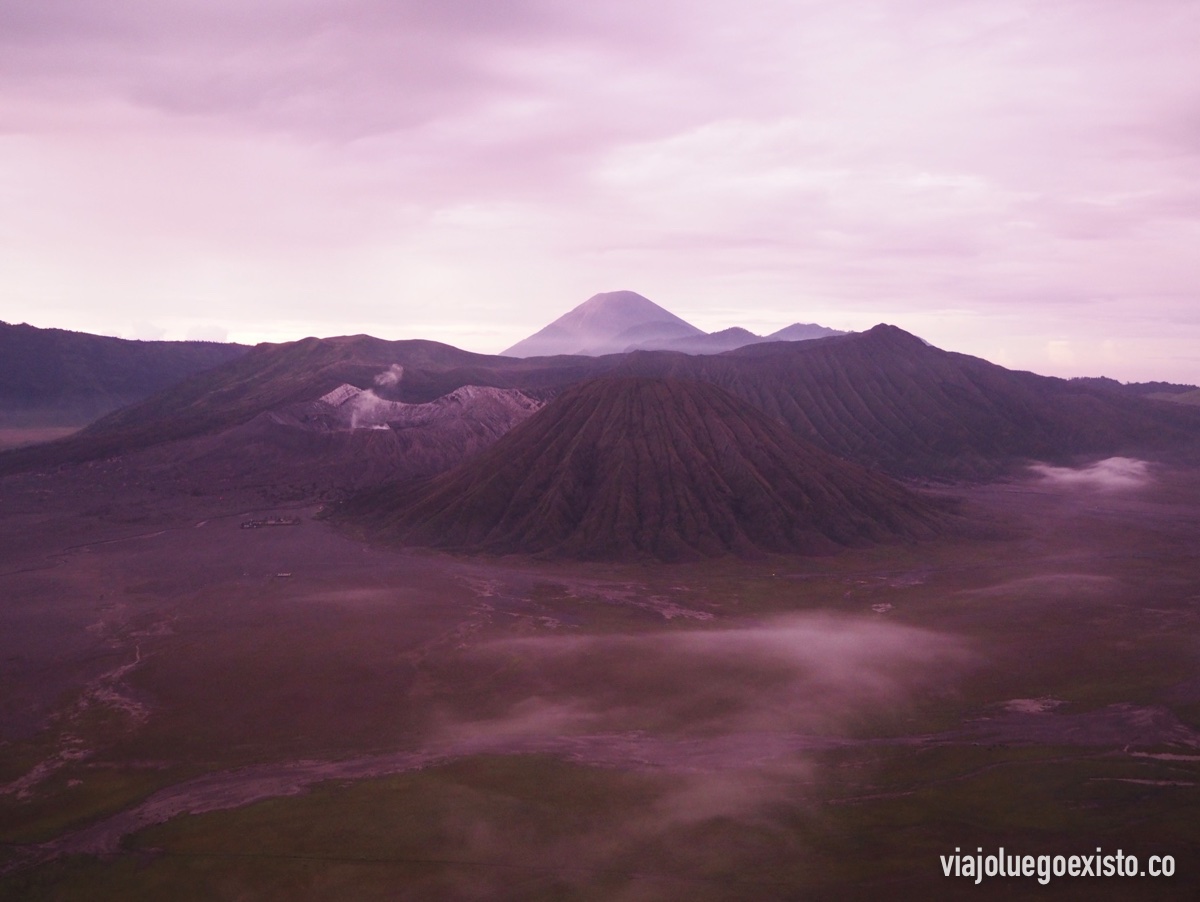  Amaneciendo con vistas al Mar de arena de Tengger, el monte Bromo a la izquierda, a la derecha el monte Batok, y de fondo el monte Semeru. 