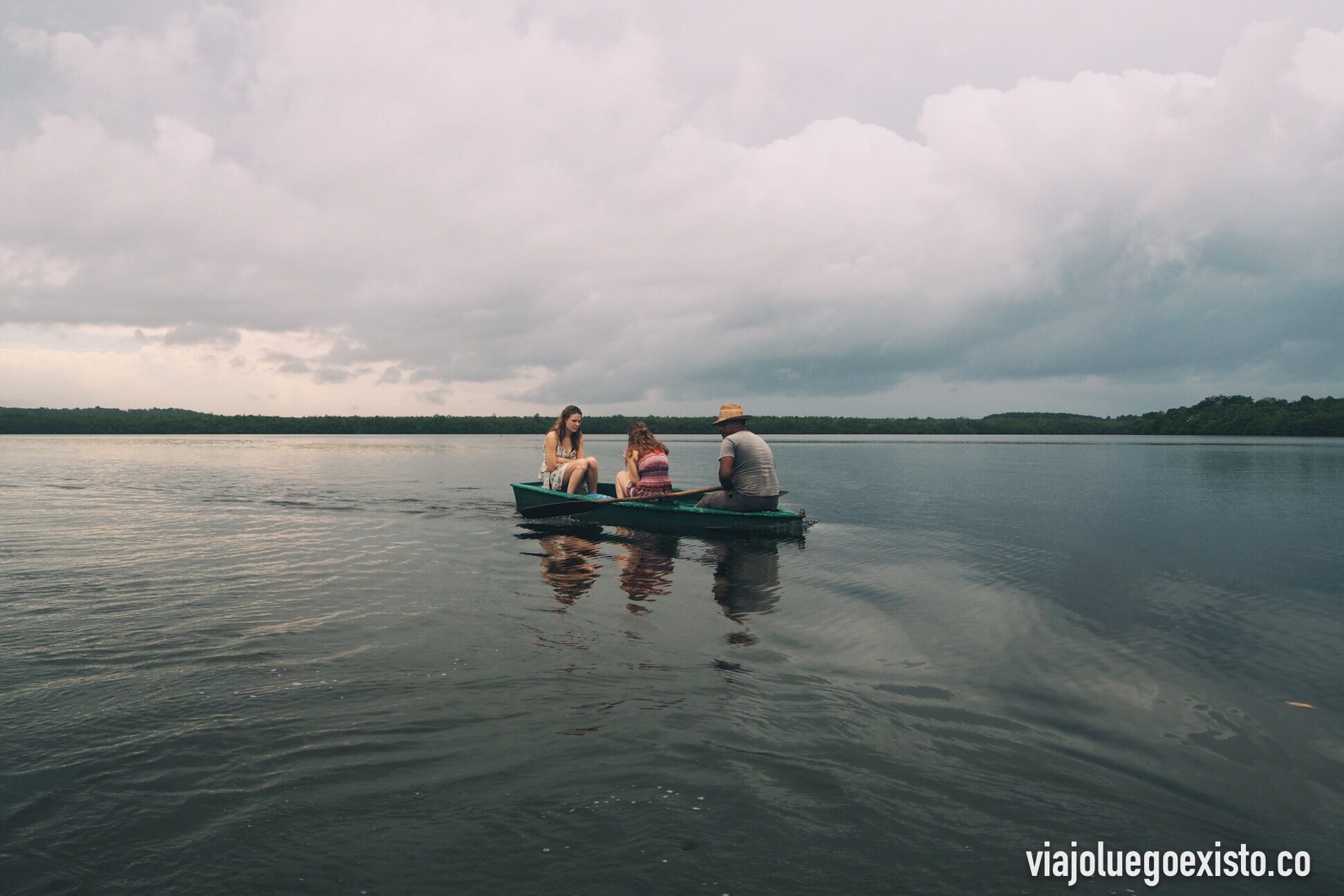  La única barca que nos encontramos durante el paseo.&nbsp; 