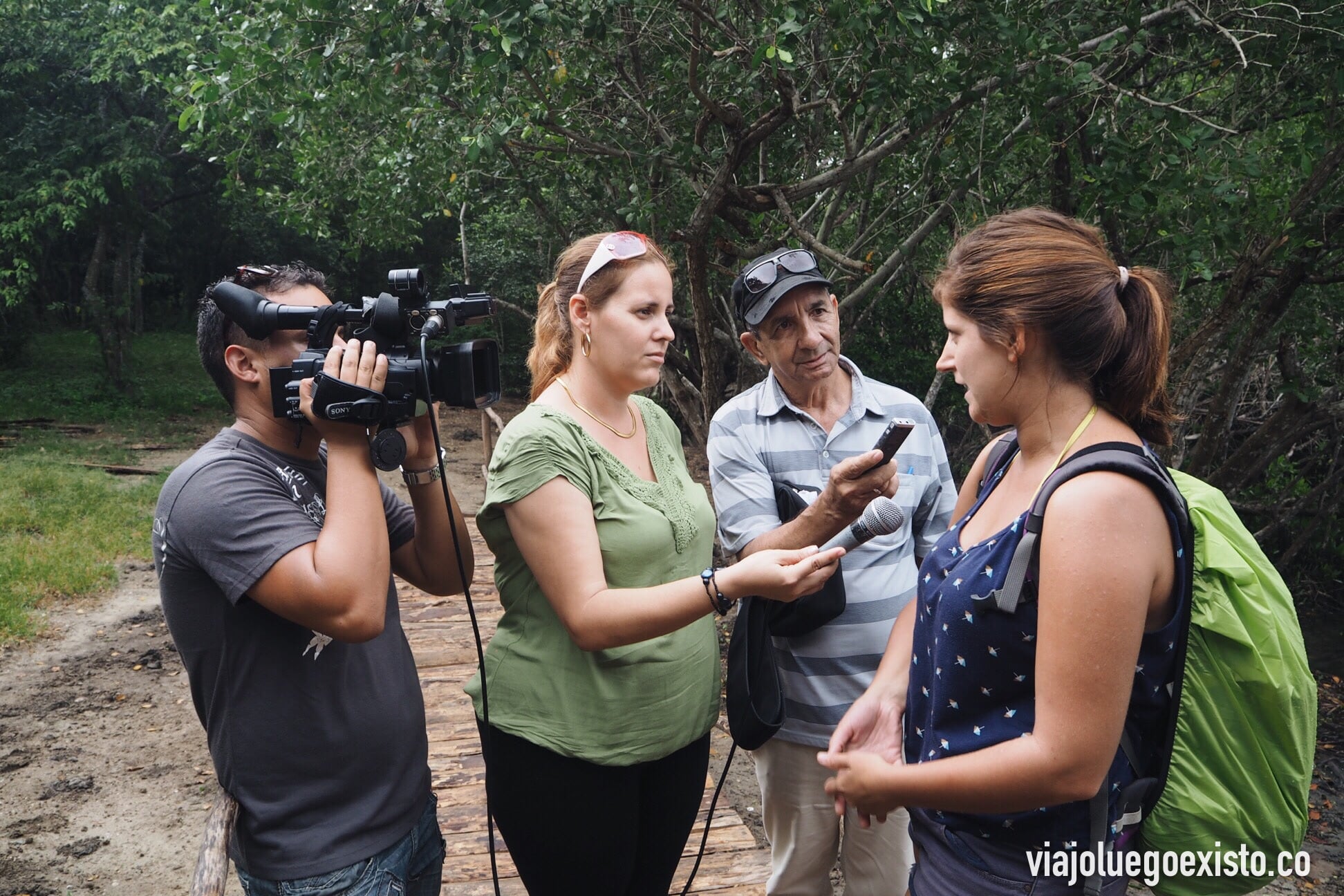  La televisión pública cubana entrevistando a Tam.&nbsp; 