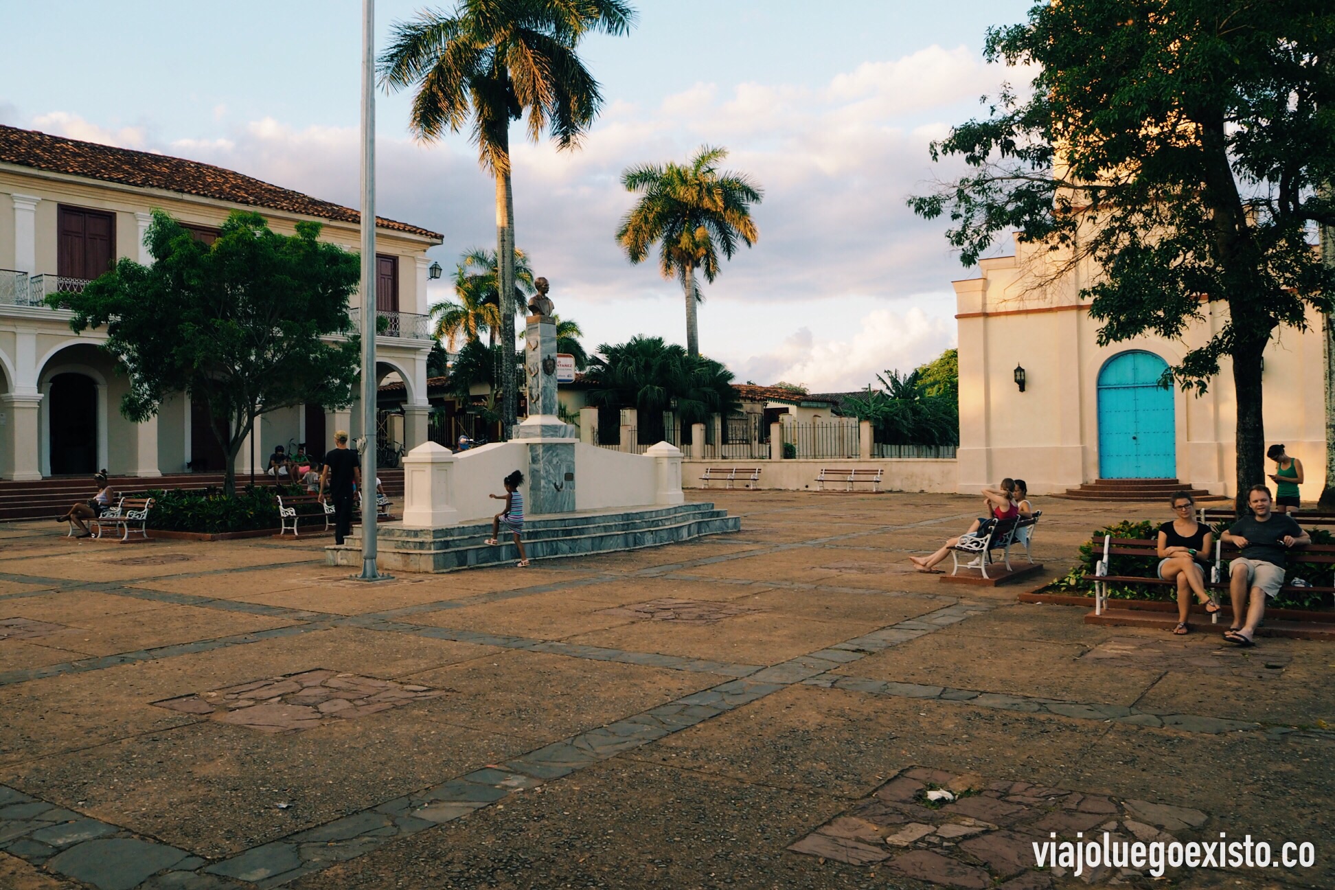  Plaza principal de Viñales, donde se concentra gran parte de la vida del pueblo.&nbsp; 