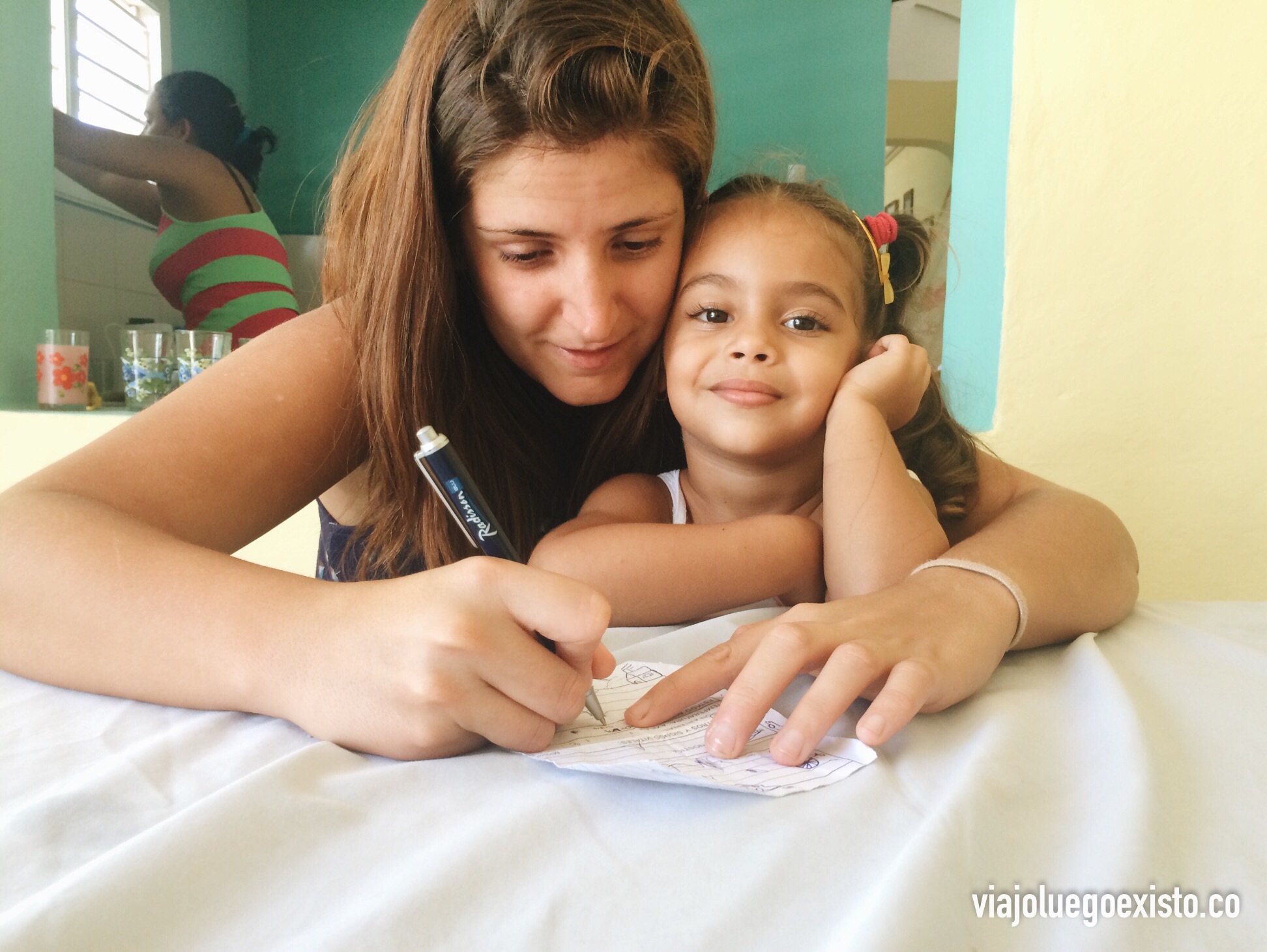  Tam ayudando a dibujar a Erika, una de las nietas de Alba.&nbsp; 