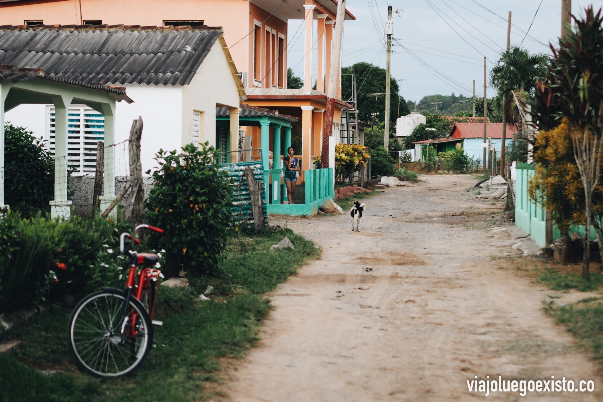  Esta es la calle sin asfaltar donde estaba casa de Alba, una zona muy tranquila de Viñales.&nbsp; 