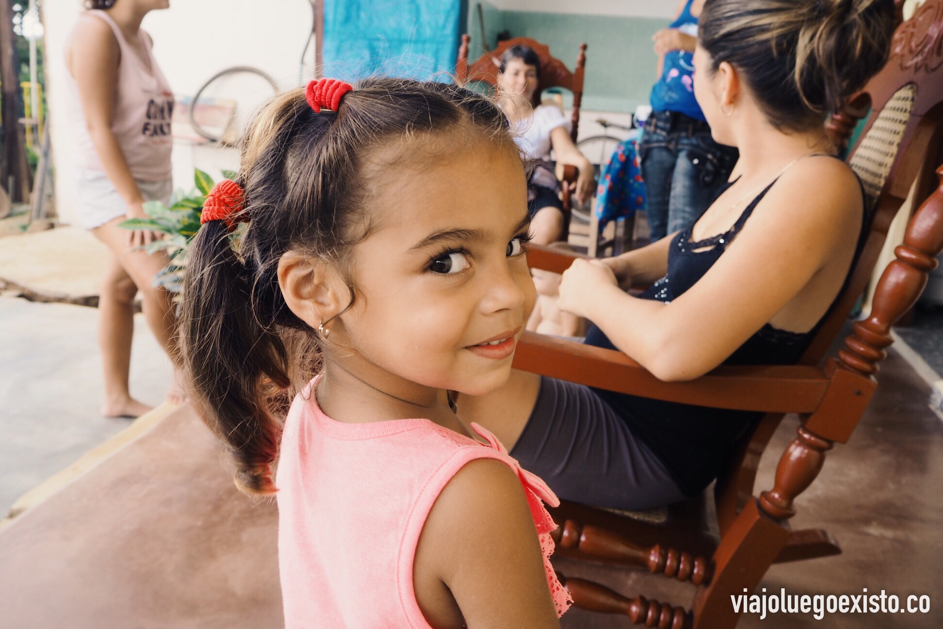  Erika con su cara de pilla, así en el patio con magníficas vistas pasábamos las tardes charlando con la familia.&nbsp; 