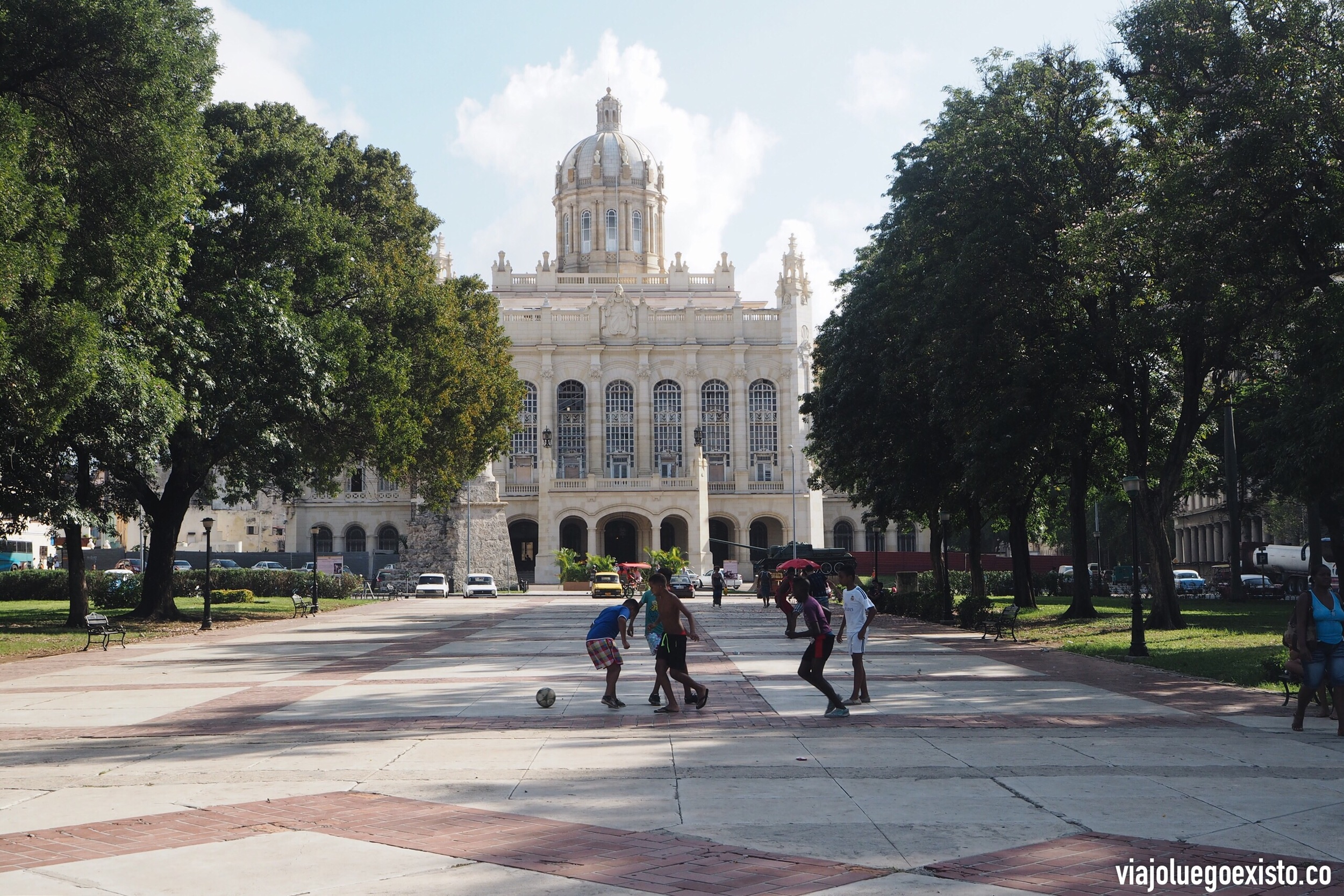  Niños jugando a fútbol con el Museo de la Revolución de fondo. 