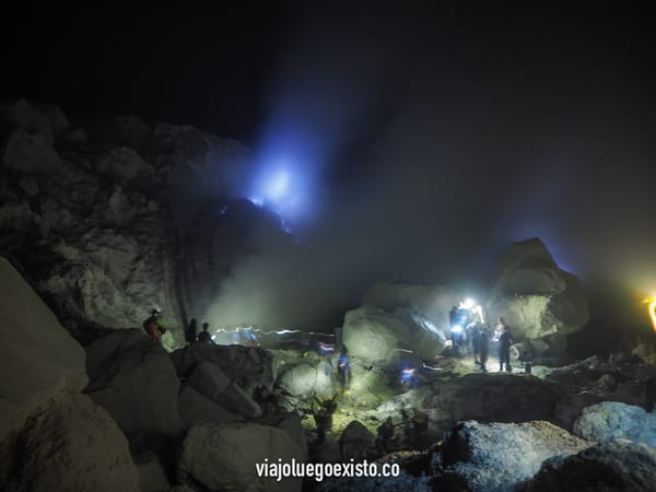 El espectacular volcán Ijen, donde el azufre vale más que la vida